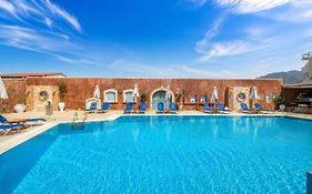 Golden Bay Apartments-Garden Haven